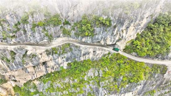 王绪平驾驶邮车行驶在蜿蜒险峻的“天路”上。 王绪平驾驶邮车行驶在蜿蜒险峻的“天路”上。
