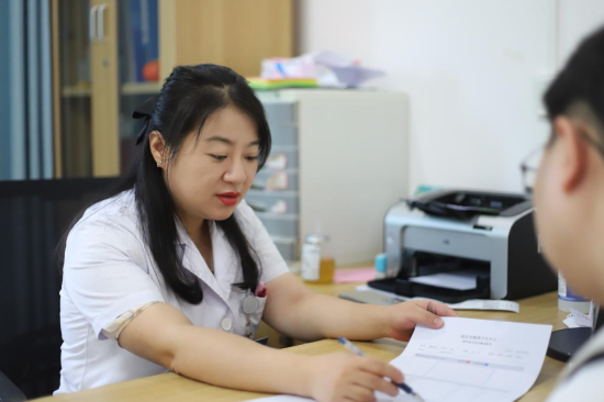 图为重庆市精神卫生中心儿童青少年科副主任医师冉曼利正在为患者答疑解惑。马佳欣 摄 图为重庆市精神卫生中心儿童青少年科副主任医师冉曼利正在为患者答疑解惑。马佳欣 摄