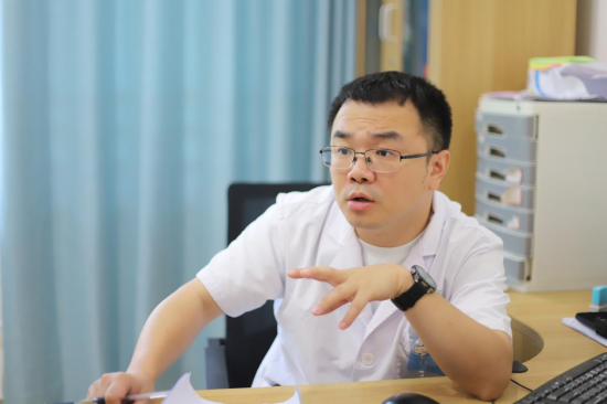 图为重庆市精神卫生中心儿童青少年科主治医师张骁正在问诊。马佳欣 摄 图为重庆市精神卫生中心儿童青少年科主治医师张骁正在问诊。马佳欣 摄 图为重庆市精神卫生中心儿童青少年科主治医师张骁正在问诊。马佳欣 摄 图为重庆市精神卫生中心儿童青少年科主治医师张骁正在问诊。马佳欣 摄