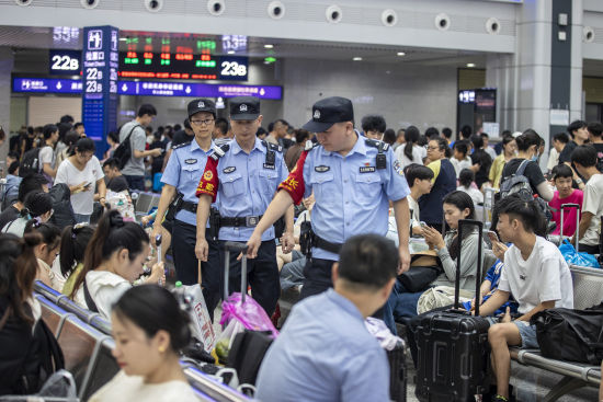 图为民警在候车厅开展治安巡逻。胡勇 摄 图为民警在候车厅开展治安巡逻。胡勇 摄