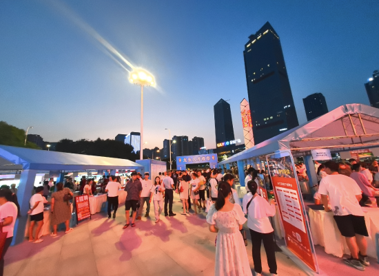 图为铜梁万达广场“人才夜市”。铜梁区委宣传部供图 图为铜梁万达广场“人才夜市”。铜梁区委宣传部供图