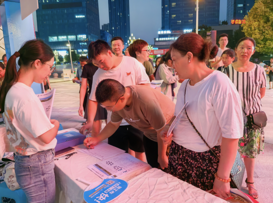 图为市民在“人才夜市”摊位登记就业信息。铜梁区委宣传部供图 图为市民在“人才夜市”摊位登记就业信息。铜梁区委宣传部供图