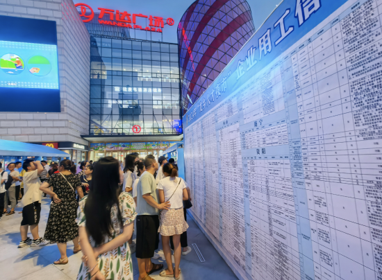 图为市民在“人才夜市”摊位浏览企业用工信息。铜梁区委宣传部供图 图为市民在“人才夜市”摊位浏览企业用工信息。铜梁区委宣传部供图