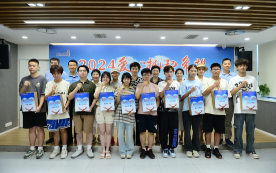 2024 爱心托起希看举动现场。受苦进建，跳绳战纽崔莱营养产物，安利供图