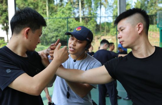 图为张道则为学员授课。南川警方供图 图为张道则为学员授课。南川警方供图