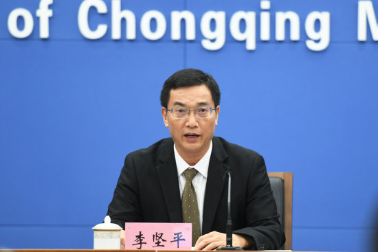 图为重庆市发展改革委党组成员、副主任李坚平介绍大会相关情况。 中新网记者 周毅 摄 图为重庆市发展改革委党组成员、副主任李坚平介绍大会相关情况。 中新网记者 周毅 摄