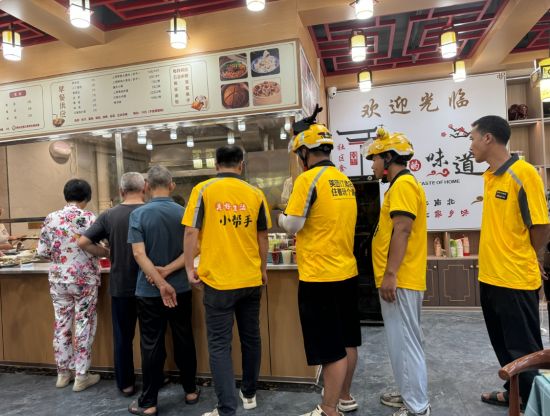 图为外卖骑手正在“小哥食堂”排队等候。 罗欣 摄 图为外卖骑手正在“小哥食堂”排队等候。 罗欣 摄