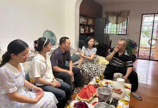 图为重庆商务职业学院老师与学生及家长进行深入交流。徐基忠 摄 图为重庆商务职业学院老师与学生及家长进行深入交流。徐基忠 摄