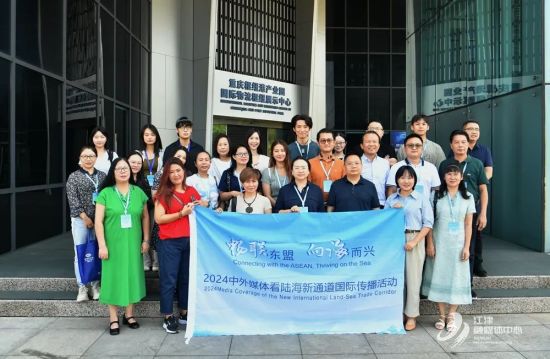 中外媒体记者合影。 贺奎 摄 中外媒体记者合影。 贺奎 摄