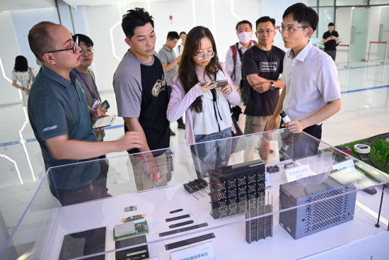 图为两岸媒体代表在重庆高新技术产业研究院参观。记者 何蓬磊 摄 图为两岸媒体代表在重庆高新技术产业研究院参观。记者 何蓬磊 摄