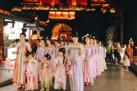 图为酉州古城。桃花源旅投集团 供图 图为酉州古城。桃花源旅投集团 供图