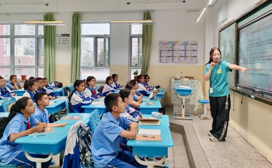 图为志愿者为学生上课。重庆邮电大学供图 图为志愿者为学生上课。重庆邮电大学供图
