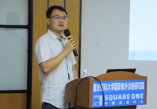 图为李毅正在讲解血糖波动健康知识。陈媛 摄 图为李毅正在讲解血糖波动健康知识。陈媛 摄