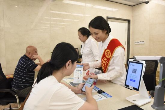 国网重庆市北供电公司员工为客户讲解e电碳通业务。钟雪 摄 国网重庆市北供电公司员工为客户讲解e电碳通业务。钟雪 摄