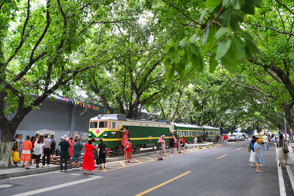 图为市民、游客在后堡“超级80”街打卡游玩。 记者 何蓬磊 摄 图为市民、游客在后堡“超级80”街打卡游玩。 记者 何蓬磊 摄