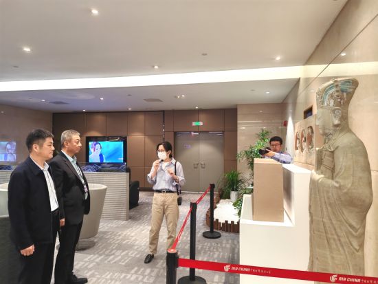 图为嘉宾观展。刘贤 摄 图为嘉宾观展。刘贤 摄