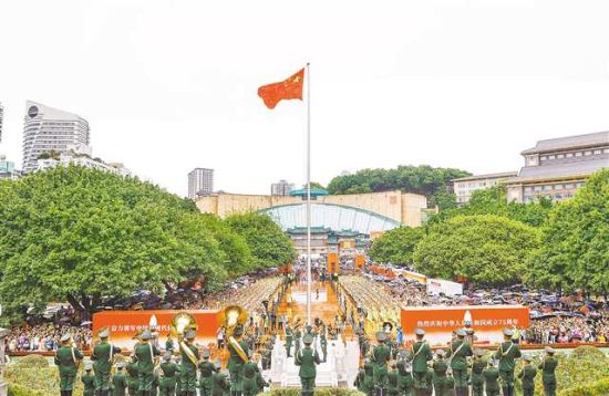 十月一日,重庆人民广场,庆祝新中国成立七十五周年升国旗仪式隆重举行。记者 张锦辉 实习生 巨文俊 摄\视觉重庆 十月一日,重庆人民广场,庆祝新中国成立七十五周年升国旗仪式隆重举行。记者 张锦辉 实习生 巨文俊 摄\视觉重庆