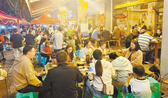 十月六日,渝北区北环,“北环美食街”上坐满了前来吃火锅的游客和市民。记者 崔力 实习生 巨文俊 摄\视觉重庆 十月六日,渝北区北环,“北环美食街”上坐满了前来吃火锅的游客和市民。记者 崔力 实习生 巨文俊 摄\视觉重庆