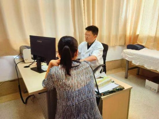 图为医护人员正在接诊。 西南医院 供图 图为医护人员正在接诊。 西南医院 供图