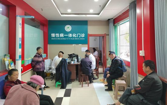 图为居民到忠县石宝中心卫生院看病。杨亮 摄 图为居民到忠县石宝中心卫生院看病。杨亮 摄