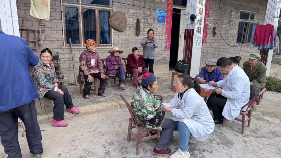 图为“家庭医生”到居民家中提供服务。杨亮 摄 图为“家庭医生”到居民家中提供服务。杨亮 摄