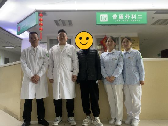 图为石军与医护人员合影。陈伟 摄 图为石军与医护人员合影。陈伟 摄