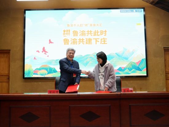 图为签约仪式现场。巫山县委宣传部 供图 图为签约仪式现场。巫山县委宣传部 供图