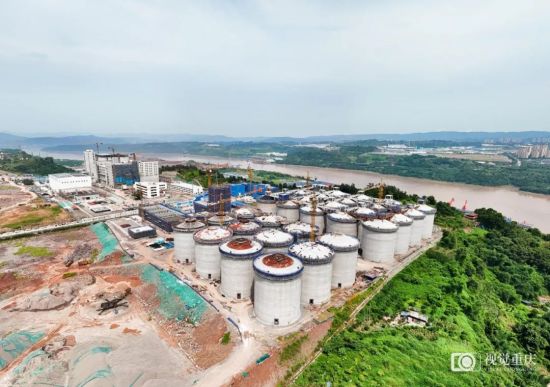 7月18日,涪陵区龙桥街道黄桶湾,鸟瞰中粮粮谷新建60万吨/年小麦加工项目现场。记者 李雨恒 摄/视觉重庆 7月18日,涪陵区龙桥街道黄桶湾,鸟瞰中粮粮谷新建60万吨/年小麦加工项目现场。记者 李雨恒 摄/视觉重庆