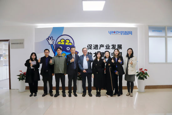 图为翰普敦创投主席JohnPriest一行调研药智网,双方一起合影。马佳欣 摄 图为翰普敦创投主席JohnPriest一行调研药智网,双方一起合影。马佳欣 摄