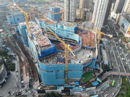 图为航拍中環万象城施工现场。中建三局 供图 图为航拍中環万象城施工现场。中建三局 供图
