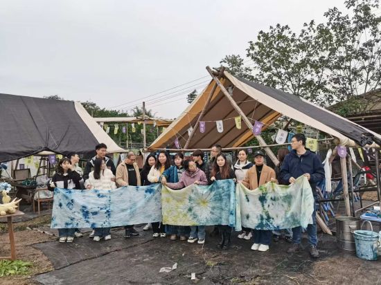 图为活动合影留念。活动举办方供图 图为活动合影留念。活动举办方供图