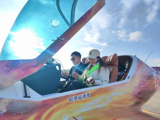 图为游客体验低空飞行。巫山县委宣传部 供图 图为游客体验低空飞行。巫山县委宣传部 供图