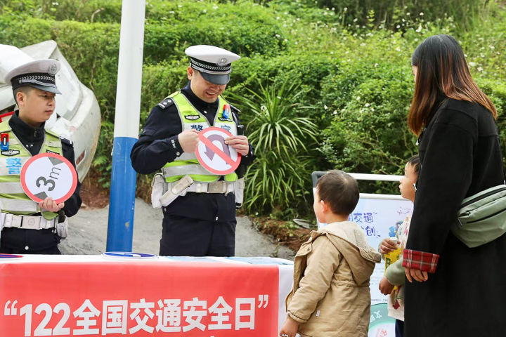 图为活动现场,交警们向市民讲解交通安全知识和各类交通标识的含义。 杨孝永 图为活动现场,交警们向市民讲解交通安全知识和各类交通标识的含义。 杨孝永