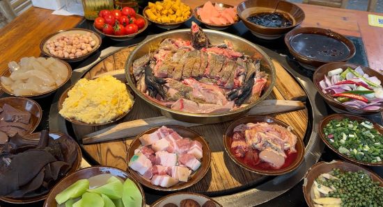 图为“山城柴火鸡”美食。活动主办方供图 图为“山城柴火鸡”美食。活动主办方供图