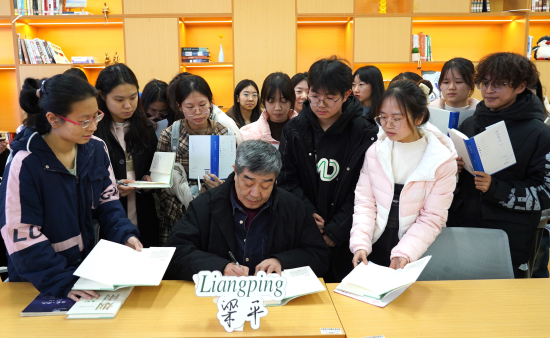 图为梁平为学生签名赠书。杨桦 摄 图为梁平为学生签名赠书。杨桦 摄