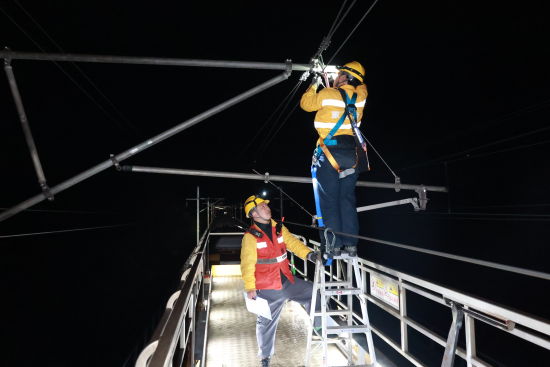 图为检修现场。黄茂程 摄 图为检修现场。黄茂程 摄