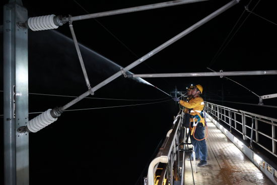 图为检修现场。黄茂程 摄 图为检修现场。黄茂程 摄