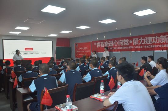 重庆工商职业学院志愿服务队走进合川区临渡学校,为学生开讲座。受访者供图 重庆工商职业学院志愿服务队走进合川区临渡学校,为学生开讲座。受访者供图