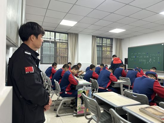 全德学校的学生正在上课。记者 何春阳 摄 全德学校的学生正在上课。记者 何春阳 摄