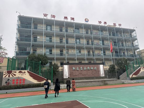 长寿区晟霖学校操场。记者 何春阳 摄 长寿区晟霖学校操场。记者 何春阳 摄