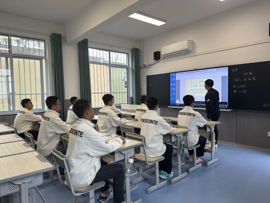 晟霖学校的学生正在上课。记者 何春阳 摄 晟霖学校的学生正在上课。记者 何春阳 摄