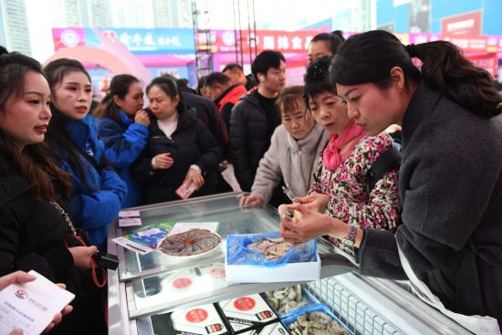 图为活动现场,市民挑选冷冻食品。周毅 摄 图为活动现场,市民挑选冷冻食品。周毅 摄