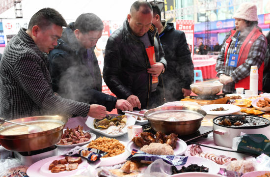 图为活动现场,市民品尝美食。周毅 摄 图为活动现场,市民品尝美食。周毅 摄