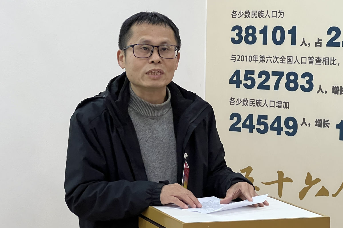 图为重庆大学经济与管理学院教授、沙坪坝区人大代表曾建光致辞。肖江川 摄 图为重庆大学经济与管理学院教授、沙坪坝区人大代表曾建光致辞。肖江川 摄