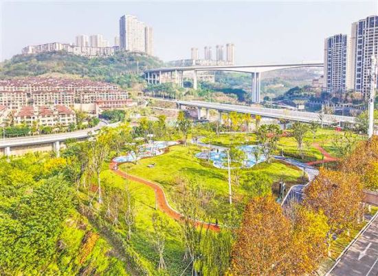 十二月十六日,两江新区礼嘉山城绿道景美如画,市民走出家门,享受美景和暖阳。记者 李雨恒 摄\视觉重庆 十二月十六日,两江新区礼嘉山城绿道景美如画,市民走出家门,享受美景和暖阳。记者 李雨恒 摄\视觉重庆
