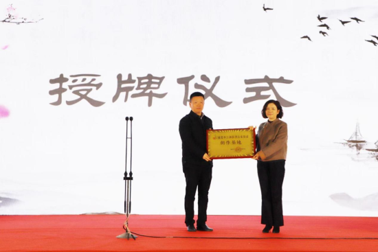 图为授牌仪式。重庆电视台《教育新视界》栏目供图 图为授牌仪式。重庆电视台《教育新视界》栏目供图