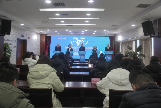 图为“服务企业 惠民有感——发言人来了”专场新闻发布活动走进平山园区。万盛经开区党工委宣传部 供图 图为“服务企业 惠民有感——发言人来了”专场新闻发布活动走进平山园区。万盛经开区党工委宣传部 供图