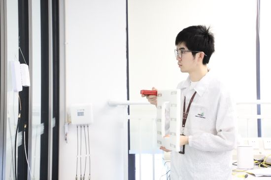 图为测试工程师在实验室进行无源物联标签接收距离仿真验证。 中移物联供图 图为测试工程师在实验室进行无源物联标签接收距离仿真验证。 中移物联供图
