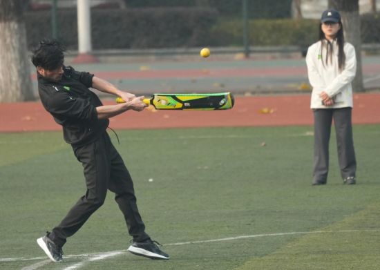 图为比赛中球员击球瞬间。李晓果 摄 图为比赛中球员击球瞬间。李晓果 摄