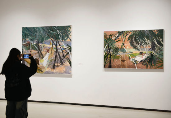 图为观众参观展览。周毅 摄 图为观众参观展览。周毅 摄